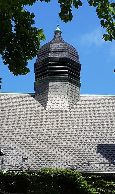 một phần mái nhà thờ