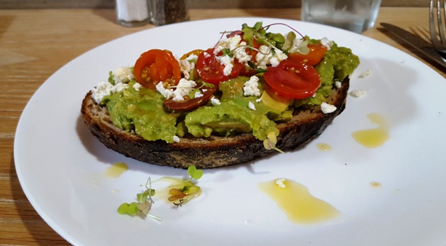 bánh mì với avocado kiểu Úc