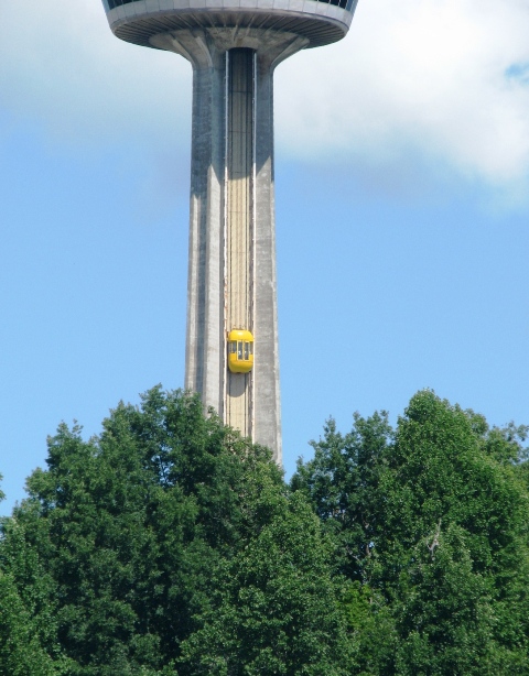 thang máy lên đỉnh tháp